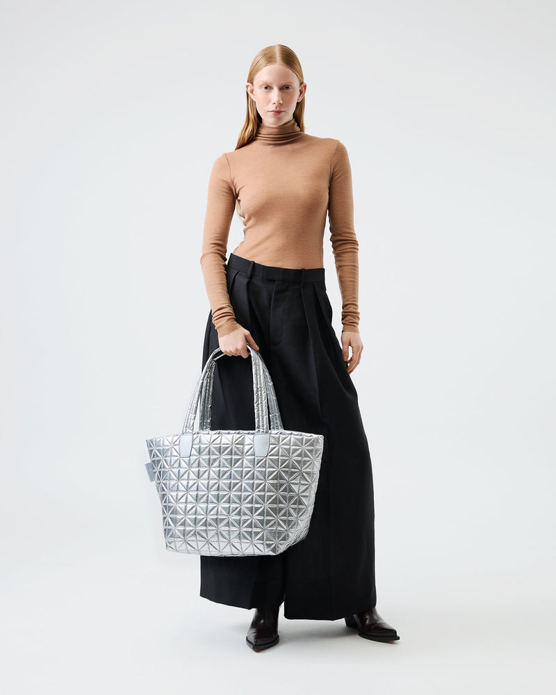 medium / chrome metallic